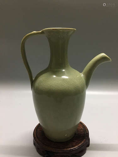 A LONGQUAN CELADON PORCELAIN POT