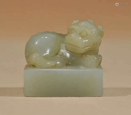 A WHITE JADE CARVED LIONS SHAPED SEAL