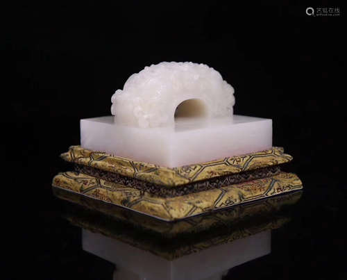 A HETIAN JADE CARVED SEAL