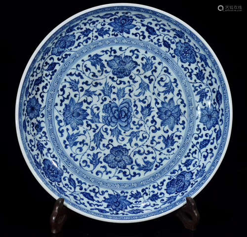 A BLUE AND WHITE LOTUS PATTERN CHARGER