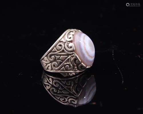 A DZI BEAD AND SILVER THUMB RING