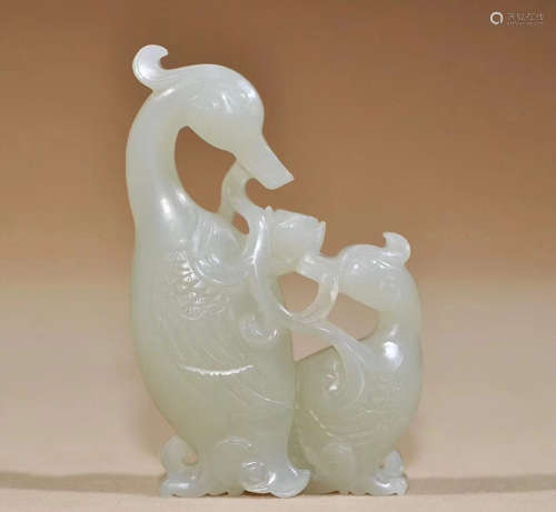 A WHITE JADE CARVED CRANE SHAPED PENDANT