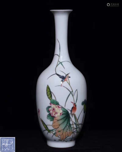 A ENAMELED FLORAL PATTERN VASE WITH MARK