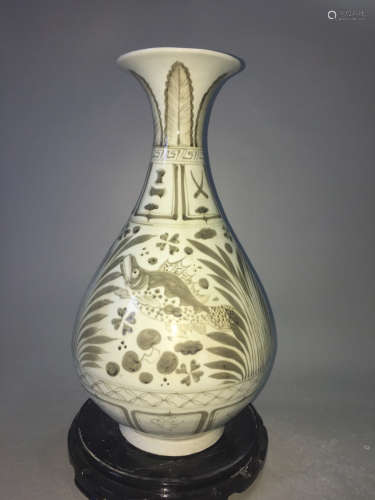 A BLUE AND WHITE FISH PATTERN PEAR SHAPED VASE