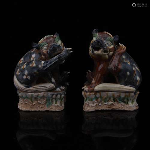 PAIR TANGSANCAI LIONS SHAPED FIGURES