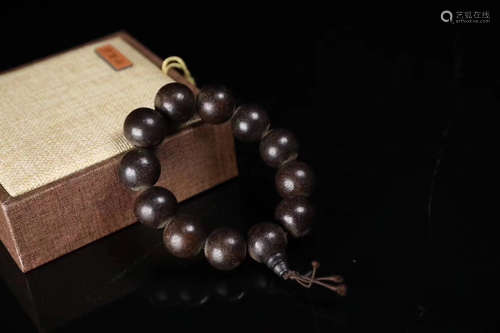 A CHENXIANG WOOD BEAD STRING BRACELET