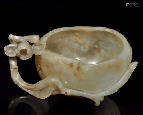 A WHITE JADE CARVED PEACH SHAPED CUP