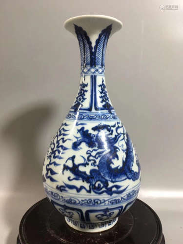 A BLUE AND WHITE DRAGON PATTERN PEAR SHAPED VASE