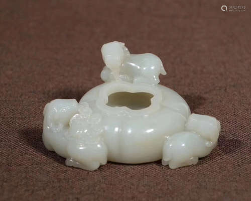 A HETIAN JADE CARVED SHEEP SHAPED PEN WASHER