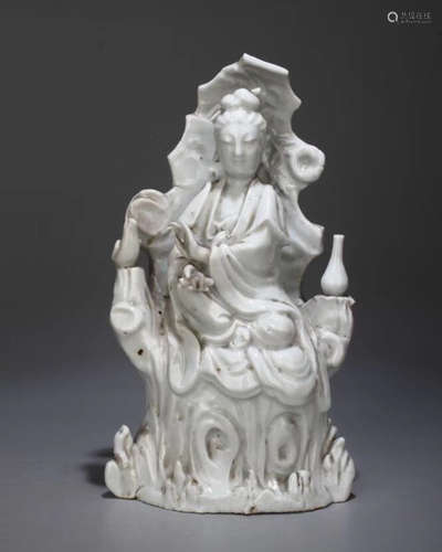 A DEHUA PORCELAINGUANYIN STATUE