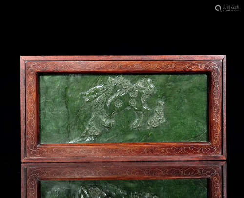 A WOOD AND GREEN JADE DECORATED HANGING SCREEN