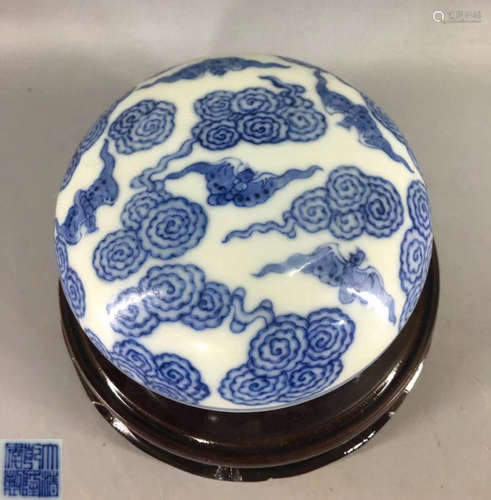 A QIANLONG MARK PORCELAIN BOX