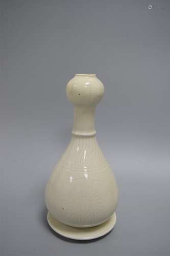 CHINESE PORCELAIN  DINGYAO KILN VASE JIN DYNASTY