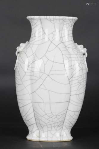 A Chinese Ge-Type Porcelain Vase,A Chinese Ge-Type Porcelain Vase
