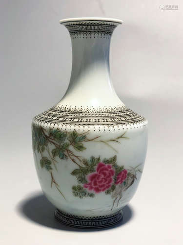 CHINESE FAMILLE ROSE PORCELAIN VASE