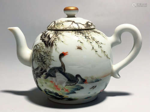 CHINESE FAMILLE ROSE PORCELAIN TEA POT