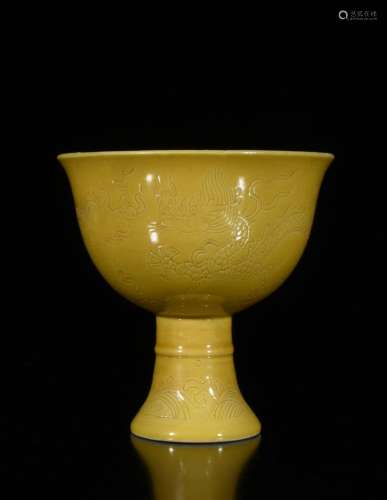 A CHINESE YELLOW PORCELAIN HANDLE CUP