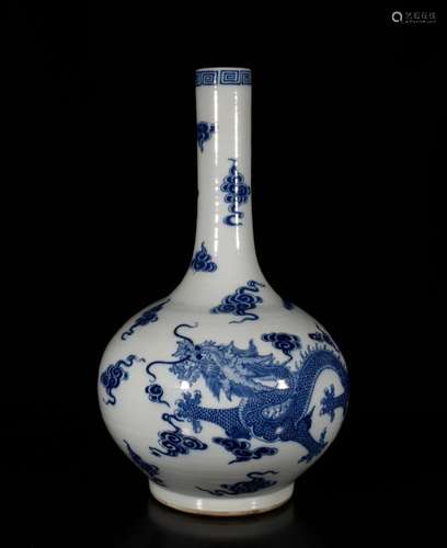 A BLUE AND WHITE PORCELAIN BULBOUS LIPPED VASE