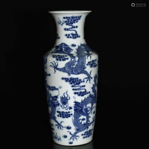 A BLUE AND WHITE PORCELAIN JAR WITH DRAGON‘S STRIPE