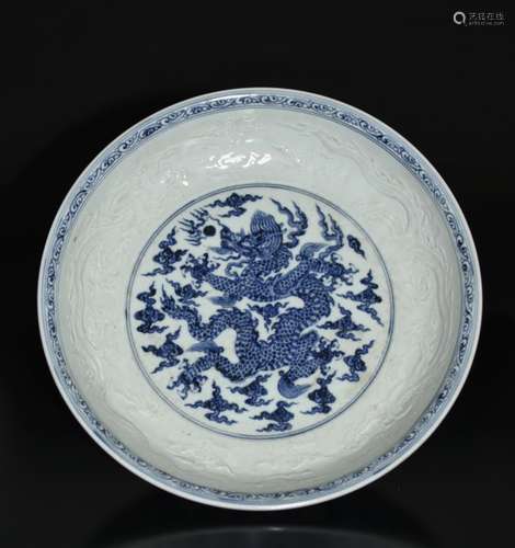 A BLUE AND WHITE PORCELAIN PLATE WITH DRAGON‘S STRIPE