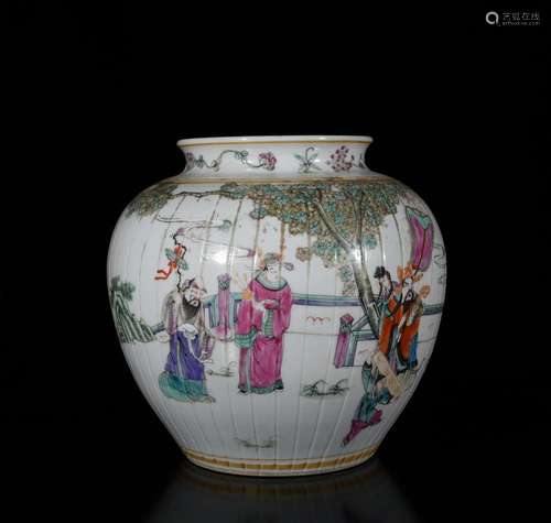 A FAMILLE ROSE PORCELAIN JAR