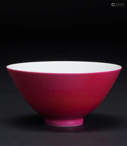 胭脂红珐琅彩花卉纹碗