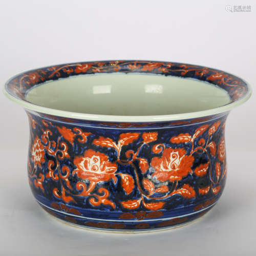 CHINESE BLUE AND RED FLOWER MOTIF PORCELAIN POT