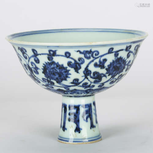 CHINESE BLUE AND WHITE PORCELAIN STEM CUP