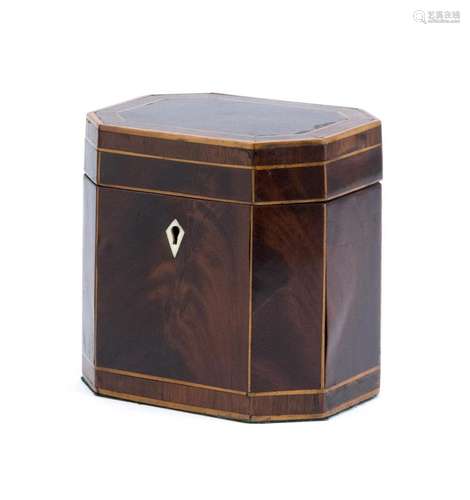 OCTAGONAL TEA CADDY In mahogany veneer with fruitwood string inlay and ivory escutcheon. Interior with paper lining. Height 4.75