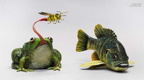 TWO GENE STEFFEN WILDLIFE CARVINGS A bullfrog catching a bumblebee in its tongue, height 4