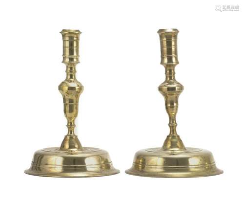 PAIR OF BRASS CAPSTAN-FORM CANDLESTICKS Heights 9