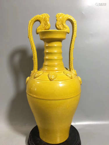 A YELLOW GLAZED DECORATED TWO DRAGON-SHAPED EARS VASE