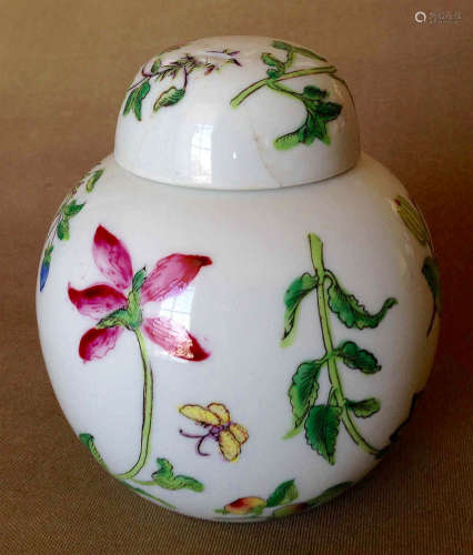 A FAMILLE ROSE FLOWER & BUTTERFLY PATTERN JAR WITH CAP