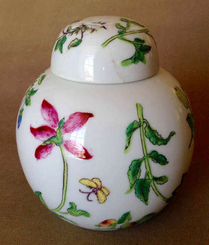 A FAMILLE ROSE FLOWER & BUTTERFLY PATTERN JAR WITH CAP