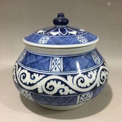 A BLUE&WHITE COVERED POT