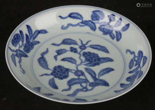 A BLUE & WHITE FLORAL AND FRUIT PATTERN PLATE