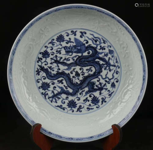 A DRAGON PATTERN BLUE & WHITE PLATE