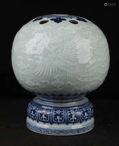 A DRAGON PATTERN BLUE&WHITE LANTERN DESIGN VASE