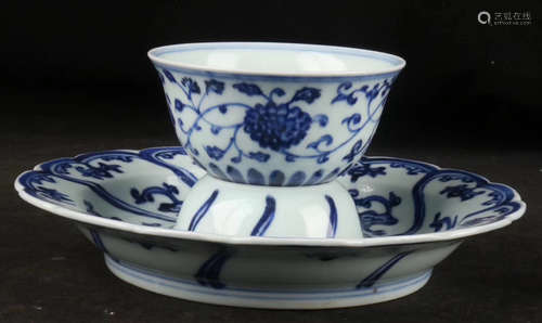 A BLUE & WHITE INTERLOCKED LOTUS PATTERN SAUCER