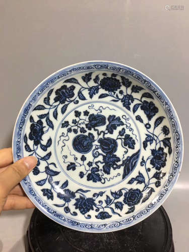 A BLUE&WHITE FLOWER AND FRUIT PATTERN PLATE