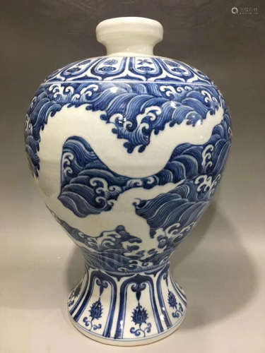 A BLUE AND WHITE DRAGON PATTERN PLUM VASE