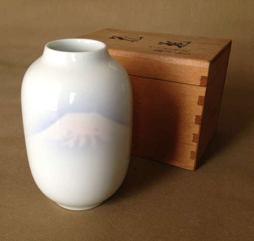 A JAPANESE MOUNT FUJI  WHITE GLAZED VASE