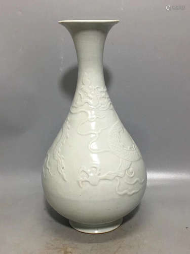 A DRAGON PATTERN WHITE GLAZED VASE