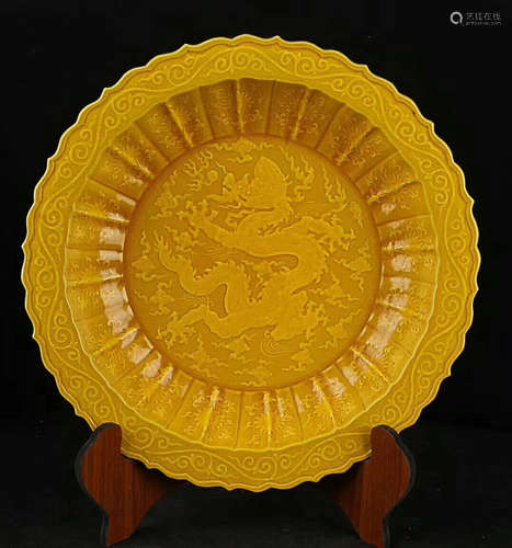 A DRAGON PATTERN YELLOW GLAZED FLOWER DESIGN PLATE