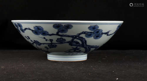 A PINE TREE PATTERN BLUE&WHITE BOWL