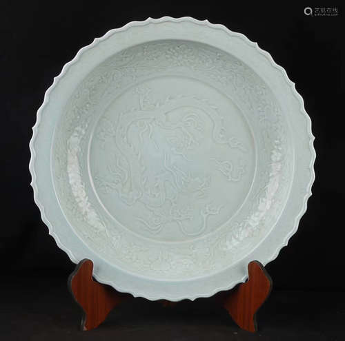 A DRAGON PATTERN FLOWER DESIGN WHITE GLAZED PLATE