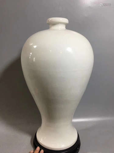 A WHITE GLAZED FLOWER & FRUIT PATTERN PLUM VASE