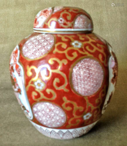 A JAPANESE RED GILDED FLORAL PATTERN JAR WITH CAP