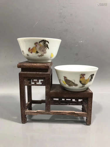 A PAIR OF CHICKEN PATTERN CUPS