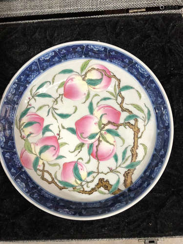 A BLUE & WHITE FAMILLE ROSE NINE-PEACH PATTERN PLATE